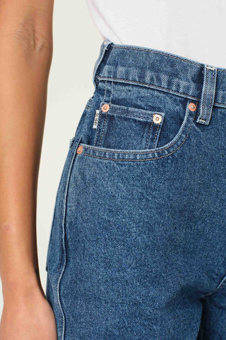 Close-up for waist and front pocket of DL1961 Demie jeans in North Beach wash. 