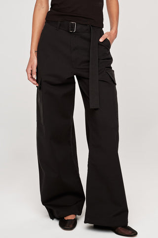 Woman wearing DL1961 wide leg Zoie jeans in black onyx wash. 