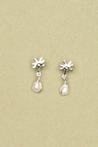 Silver and pearl Daisy Pearl earrings by Manufacture Fait Main. 